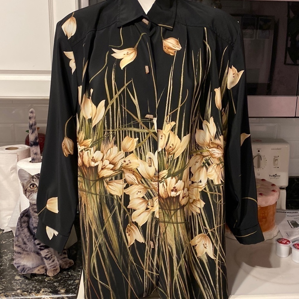 D womens Maggie Sweet floral long sleeve button front plus size blouse 1xP. EUC
